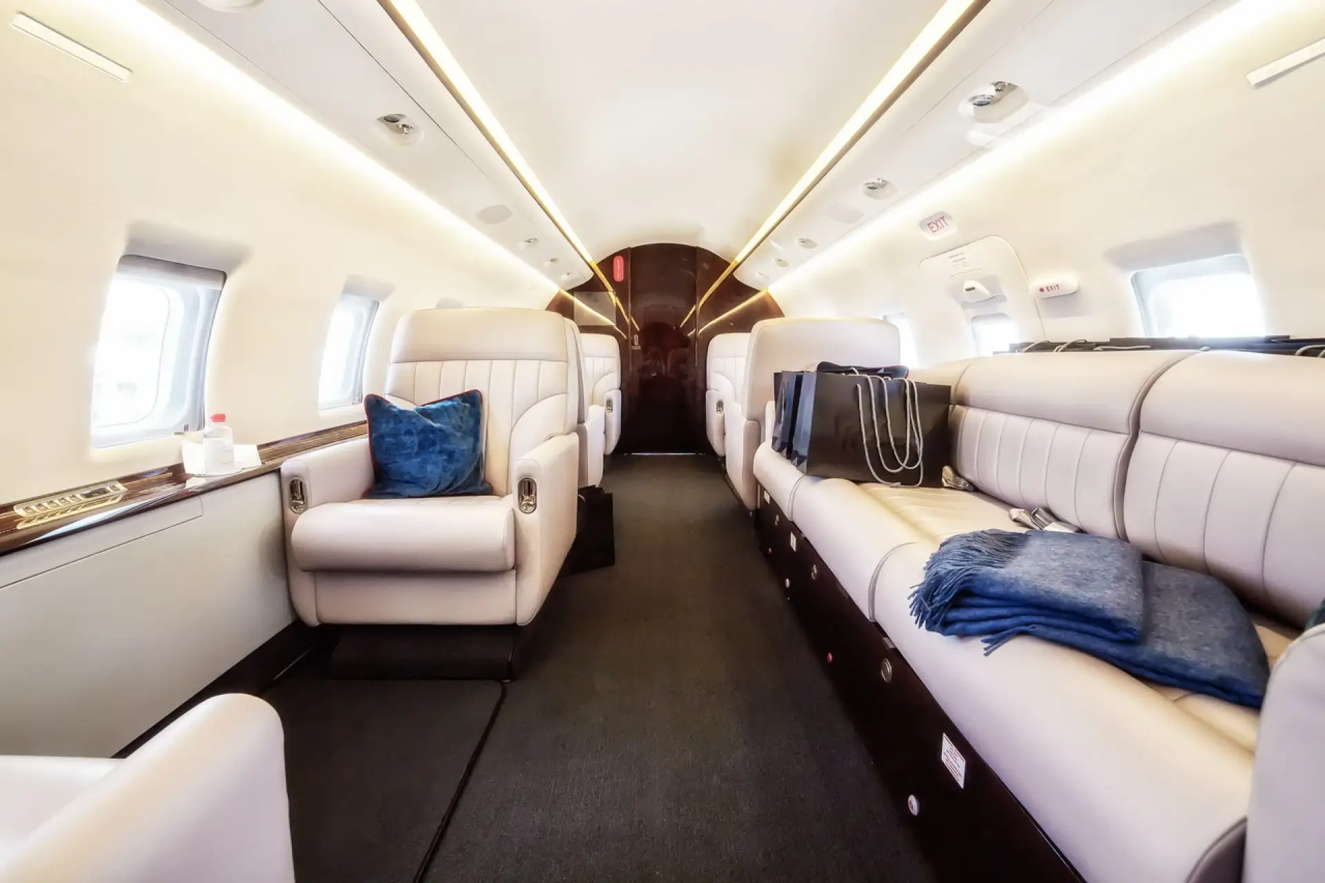 Bombardier_Challenger_604_interior2_x1920.webP