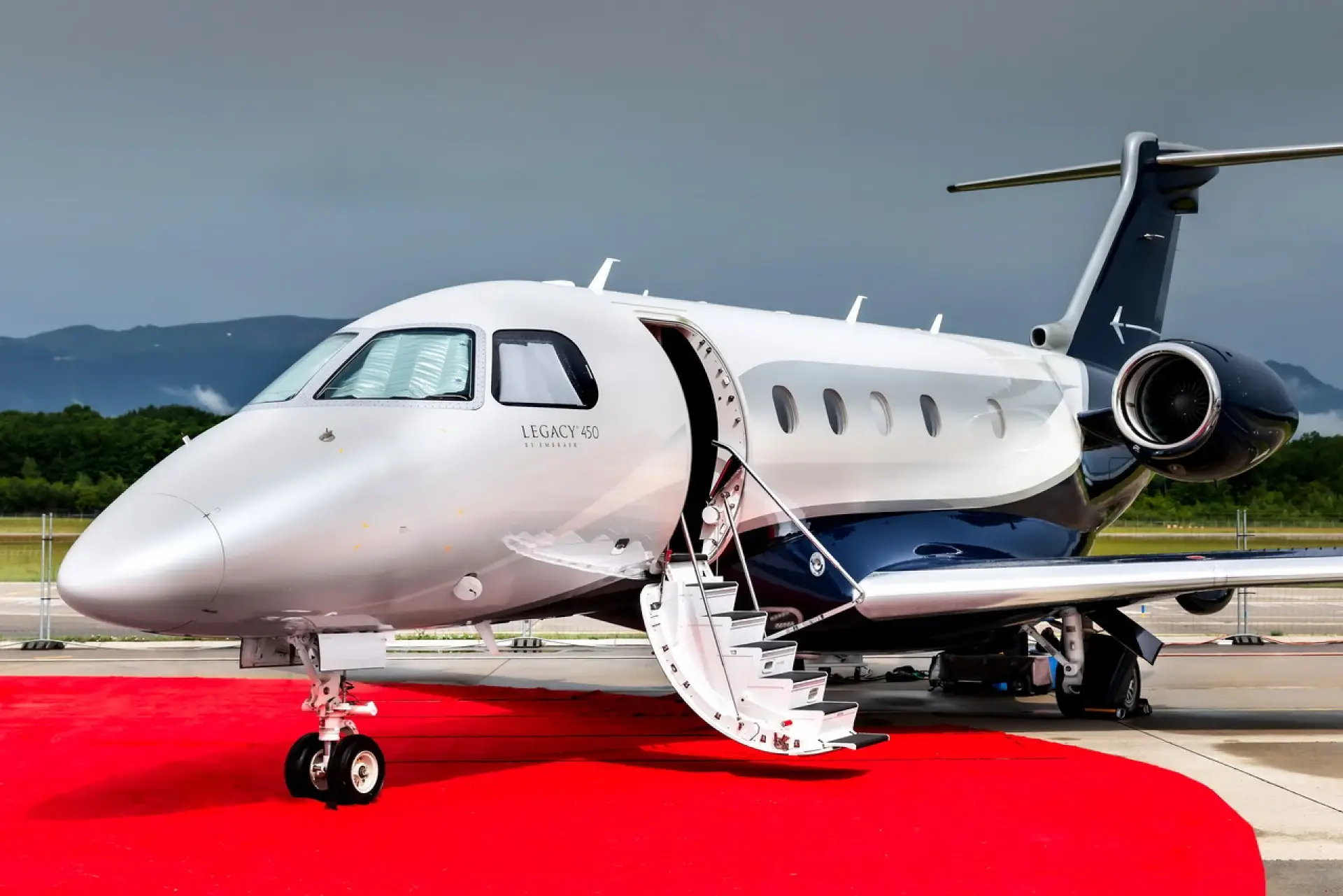 Embraer_Legacy_450_exterior2_x1920.webP