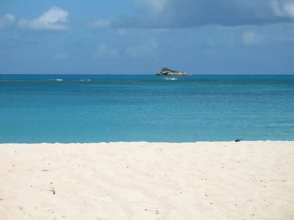 Пляж для богачей испания. Море у берегов танзании. Аравийское море пляжи. Пляж чисел. Арамболь калангут.