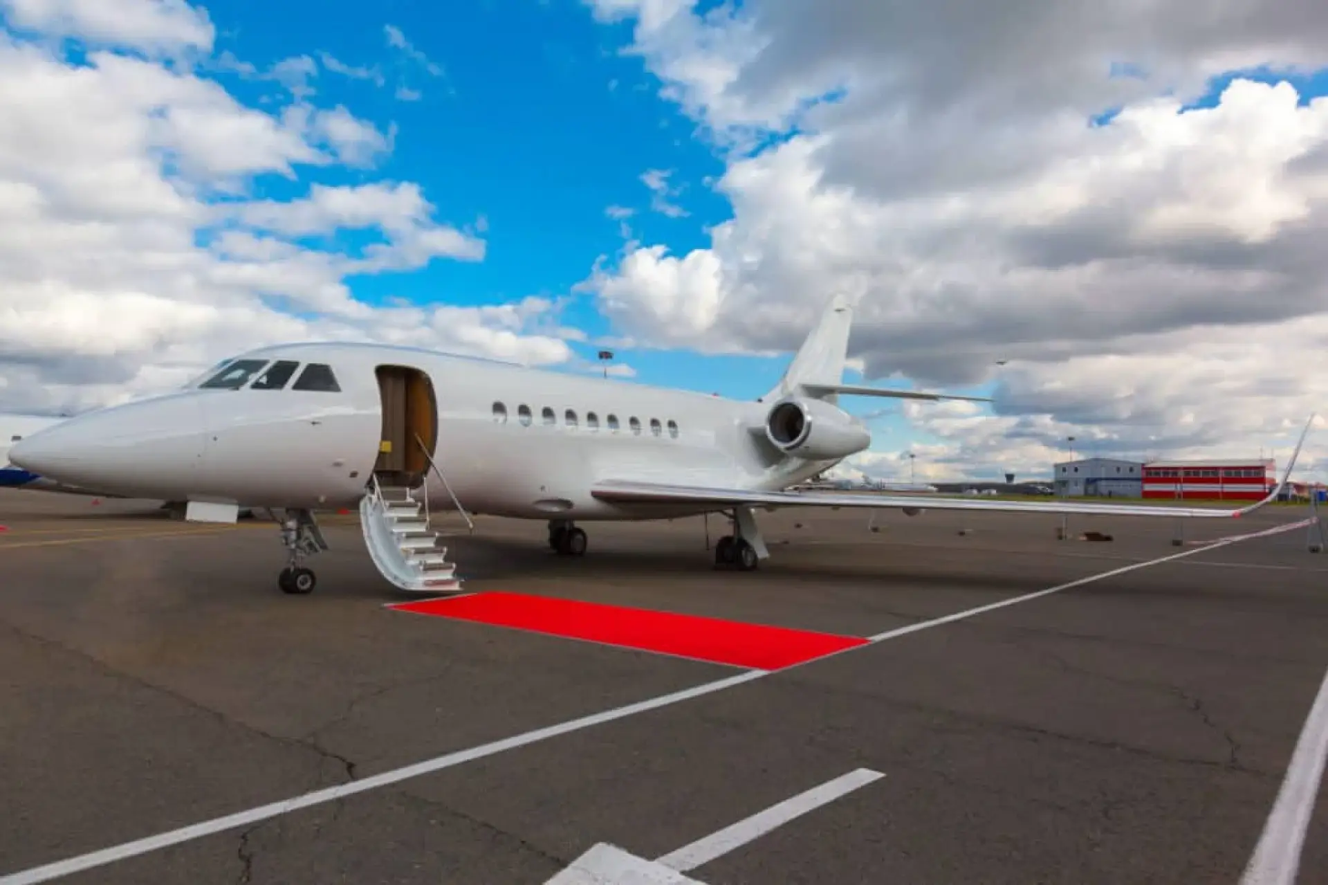 private-jet-red-carpet-1024x682_x1920.webP
